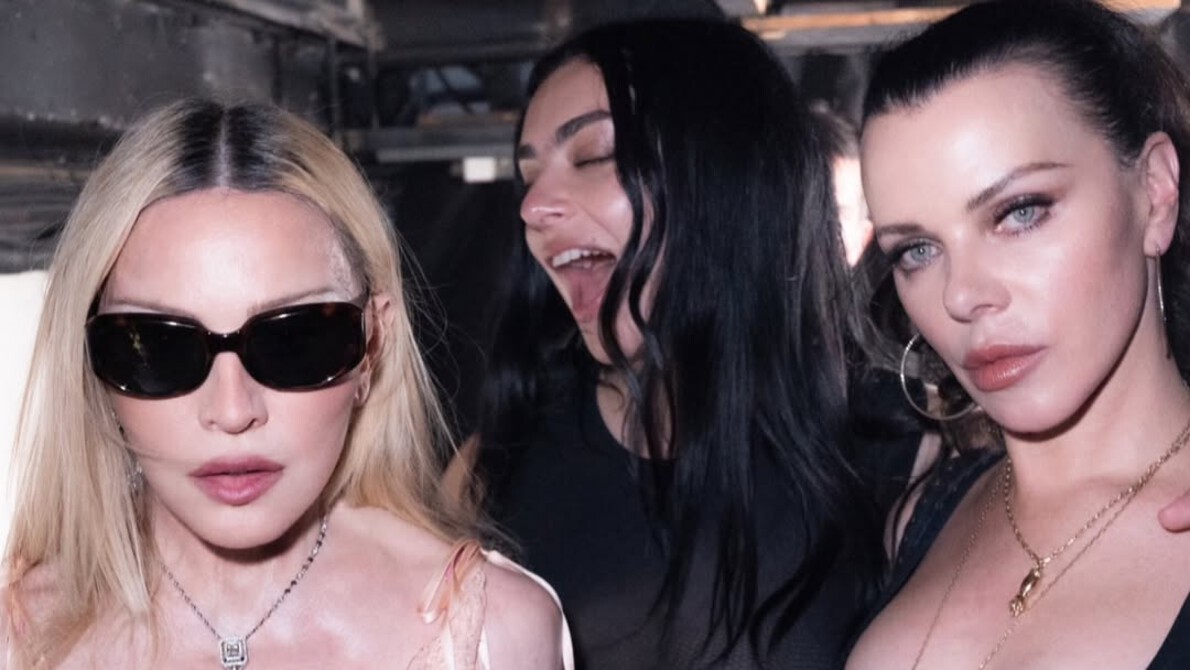 Tetap Sensasional di Usia 67 Tahun, Madonna Guncang Paris Fashion Week Pakai Baju Tidur Renda